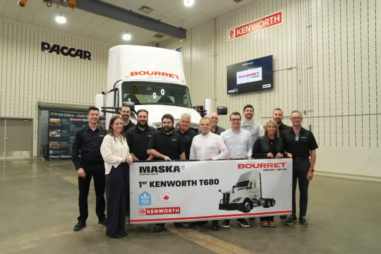 Équipe de MASKA et de Transport Bourret devant le premier camion Kenworth T680 fabriqué au Québec, lors de sa remise officielle à l’usine PACCAR de Sainte-Thérèse.