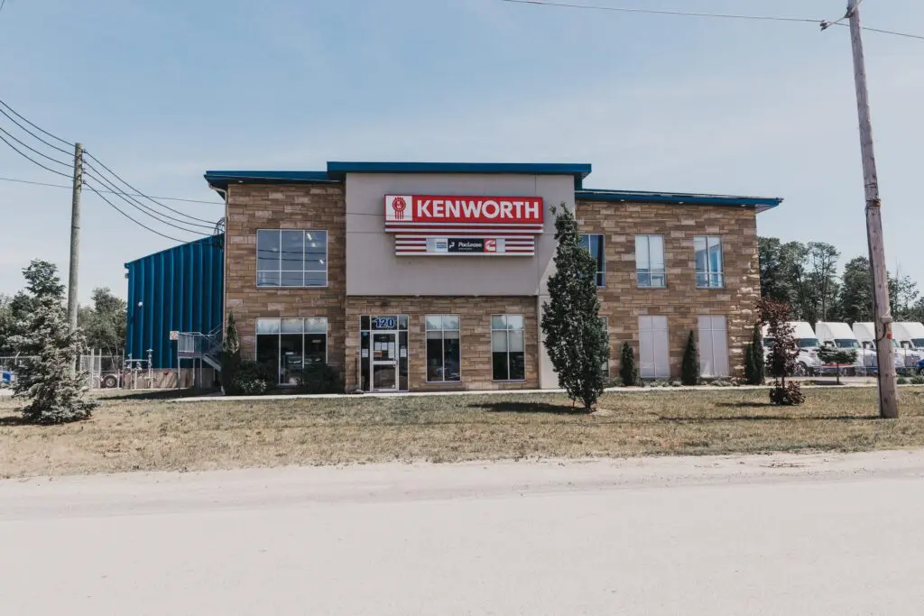 Façade de la succursale Kenworth MASKA Lanoraie, offrant la vente de camions lourds Kenworth ainsi que des services de pièces, d’entretien et de réparation.