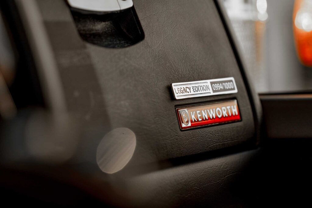 Plaque Legacy Edition numérotée, logo Kenworth vintage