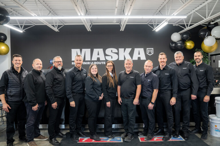 Groupe de personnes habillé en noir devant un comptoir.