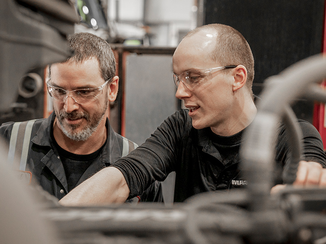 Contremaitre et mécanicien en discussion pour réparer un camion lourds.