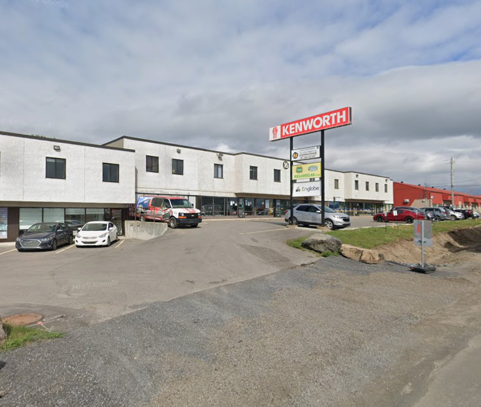 Façade de la succursale Kenworth MASKA Saint-Jérôme, spécialisée dans la vente de pièces pour camions lourds et remorques, notamment des pièces PACCAR, Cummins et d’autres grandes marques. Exterior of the Kenworth MASKA Saint-Jérôme location, specializing in parts for heavy-duty trucks and trailers, including PACCAR, Cummins and other leading brands.