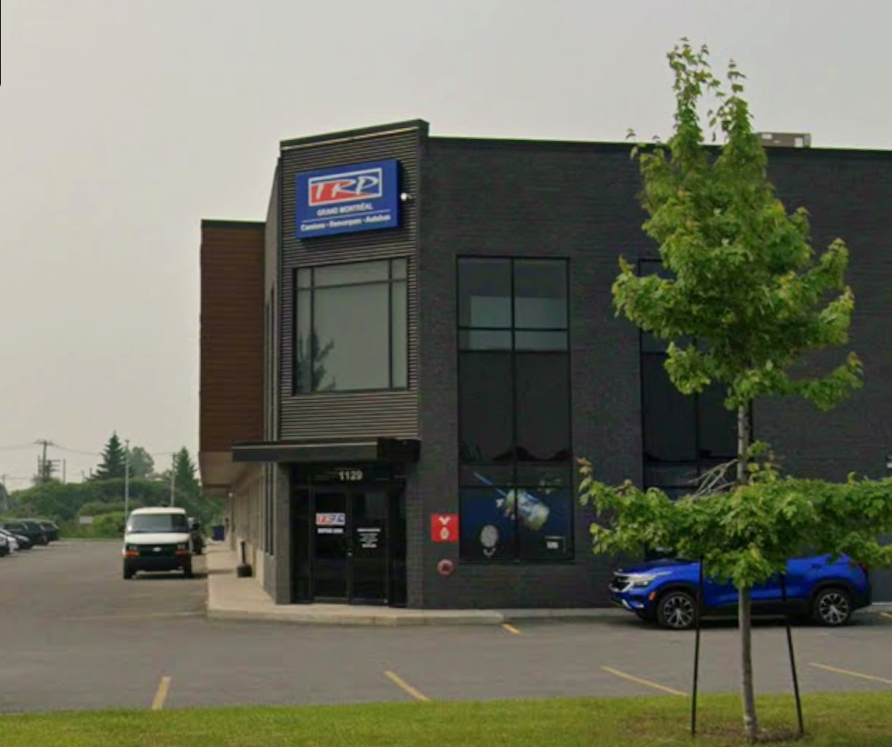 Façade de la succursale TRP MASKA Laval, spécialisée dans la vente de pièces pour camions lourds et remorques. Exterior of the TRP MASKA Laval location, specializing in parts for heavy-duty trucks and trailers.