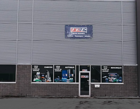 Façade de la succursale TRP MASKA Vaudreuil-Dorion, magasin spécialisé dans la vente de pièces pour camions lourds et remorques. Exterior of the TRP MASKA Vaudreuil-Dorion location, specializing in parts for heavy-duty trucks and trailers.